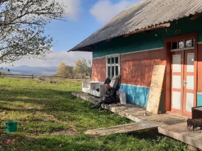 Столітню хату в Карпатах радили знести: як подружжя змінило її за 5 років