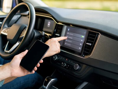 Чому не варто синхронізувати телефон з авто напрокат