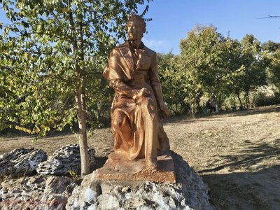 Залишки цементу та жодної політики: хто «полагодив» бюст Пушкіна на Одещині