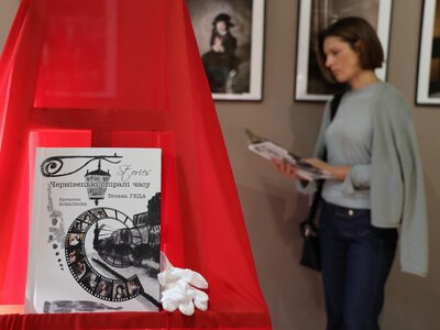 «Чернівецькі спіралі часу»: у Чернівцях відкрили фотовиставку про місто та сучасних жінок в образах початку ХХ століття