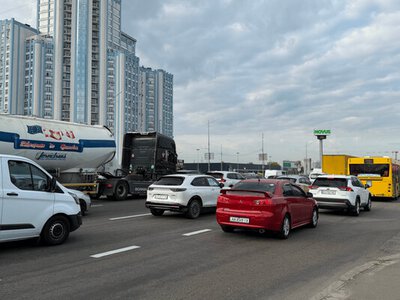 Масштабні затори в Києві: ситуація на мостах через Дніпро зранку