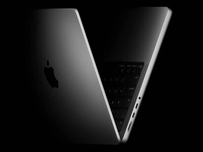 OLED-версія MacBook Pro може виявитися значно легшою за нинішню модель