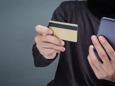 Шахраї вкрали гроші з рахунку: коли банк має повернути кошти клієнту 