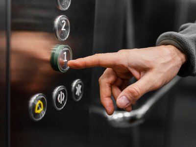 Через знеструмлення внаслідок російської атаки в Полтаві люди були заблоковані в ліфтах