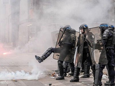 У Франції через протести закриють до 500 шкіл