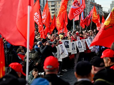 Через гасла «Геть царя» та «За чесні вибори». У росії на мітингу комуністів затримали десятки людей