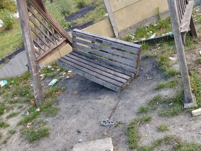 У місті на Волині дитячий майданчик залишився без лавок: батьки скаржаться на занепад