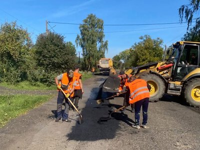 На Прикарпатті ремонтують дорогу: у Войнилові оновлюють покриття