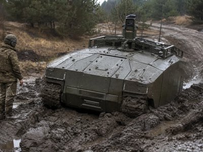 Роботизований танк Штурм застряг у багнюці під час показу президенту Путіну
