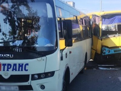 У Києві зіштовхнулись дві маршрутки: серед постраждалих є дитина