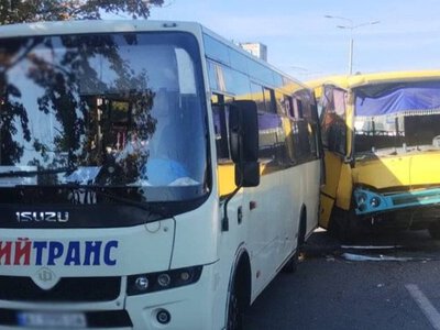 У Києві в ДТП з двома маршрутками постраждали троє людей, серед них - дитина