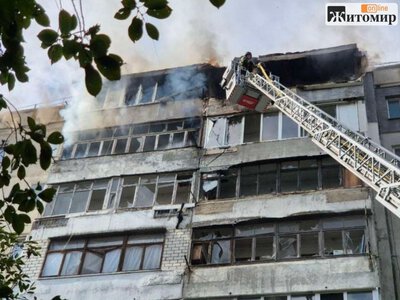 Армія рф дроном поцілила в багатоповерхівку в Бердичеві