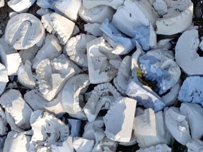 Голлівудська дорога: у Кам’янському яму на дорозі засипали гіпсовими щелепами