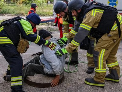 У Херсоні рятувальники дістали чоловіка з колодязя теплотраси