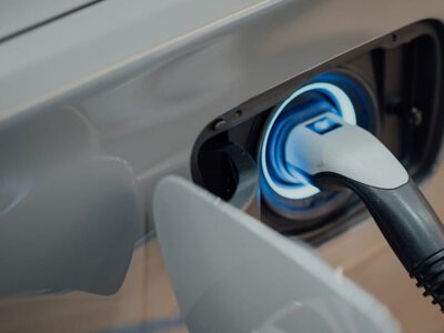 Через удари по НПЗ росіяни скуповують електрокари, які вони вважають недостатньо мужніми (Відео)