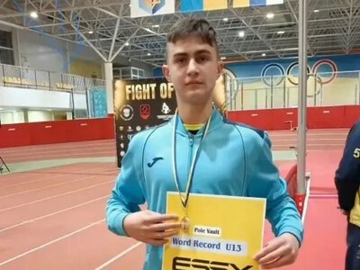 Український підліток знову побив світовий рекорд у стрибках із жердиною