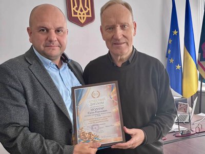 Таємний візит чи несподіване партнерство? Чому закарпатець Євген Молнар отримав особливу відзнаку від Сумського театру