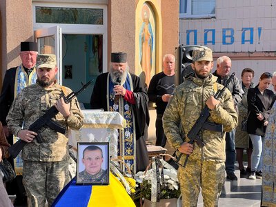 Городенківська громада на колінах зустріла полеглого Захисника Василя Романюгу