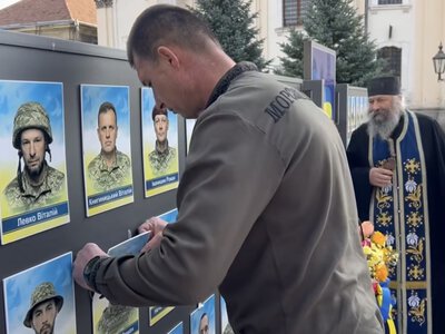 Звільнений з полону Роман Заліщук повернувся додому та власноруч зняв своє фото з Алеї Віри і Надії