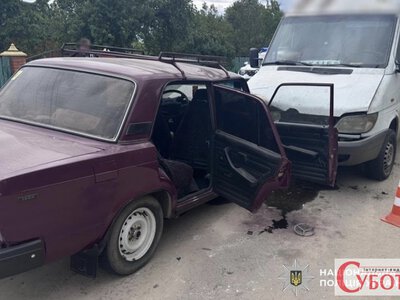 На Звягельщині 80-річний водій ВАЗу протаранив хлібовоз: трьох людей госпіталізовано