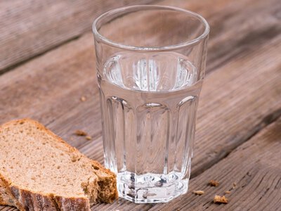 Чи обов'язково залишати на підвіконні стакан води зі шматочком хліба, якщо вдома є покійник