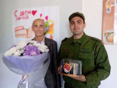 У Каланчаку окупаційні силовики прийшли до школи привітати вчителя з понад 50-річним стажем