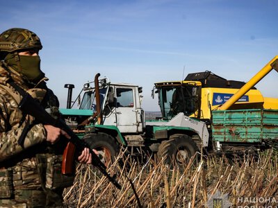 Жнива за 15 км від фронту: як на Запоріжжі спецпризначенці поліції прикривають аграріїв (фото, відео)