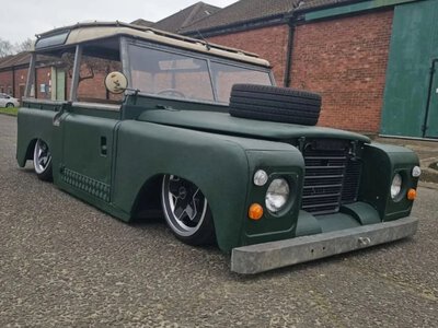 Найнижчий Land Rover у світі виставили на продаж: він не переїде навіть «лежачого поліцейського»