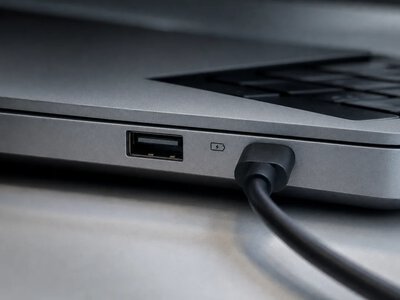 Що означає значок батареї біля USB-порту