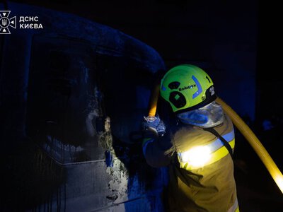 У Печерському районі Києва через падіння уламків палають автомобілі, — КМВА