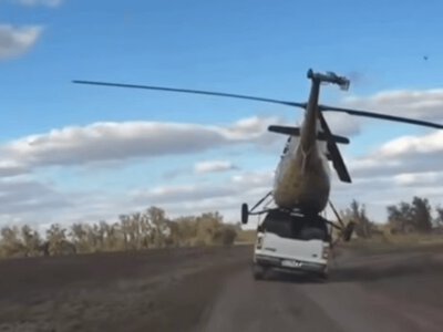 Російські військові спробували перевезти вертоліт Мі-2 на пікапі: відео інциденту