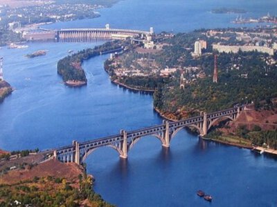 Рашисти атакували міст через Дніпро у Запоріжжі (ФОТО)