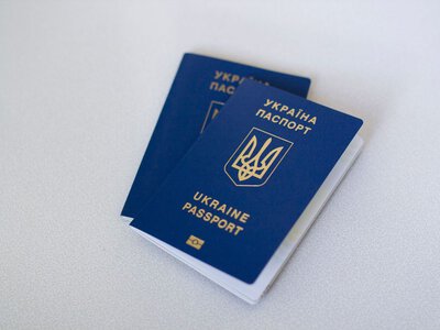 Українці можуть мати два чинні закордонні паспорти: як ними користуватися одночасно