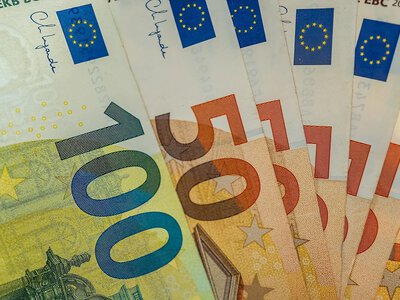 Євро слабшає на тлі бюджетних проблем у Європі