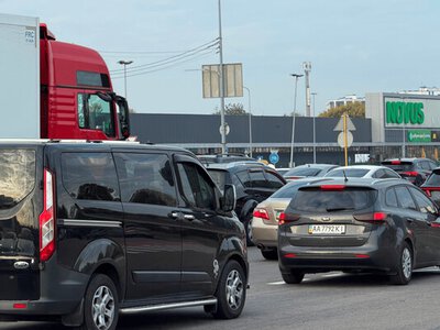 У Києві великі затори зранку: дістатися на правий берег непросто