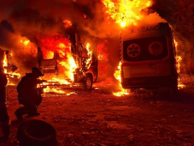 Росіяни вдарили дронами по автівках “швидкої” та багатоповерхівці в Краматорську: загинула жінка, є поранені
