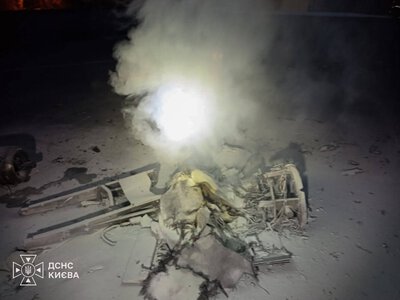 У Києві уламки БПЛА впали на дах закладу освіти, спалахнула пожежа