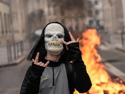 Протести у Франції набирають обертів: підлітку відірвало руку під час сутичок із поліцією, ліцеїсти блокують школи