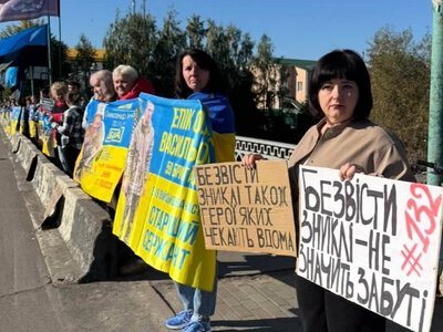 У Хмільнику родини безвісти зниклих та військовополонених провели чергову мирну акцію