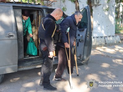 Після атаки дрона втратив ногу: з Херсона евакуювали подружжя пенсіонерів