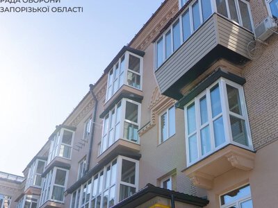 Відновлення у посиленому темпі: у Запоріжжі майже відбудували будинок на Соборному, який зруйнувала ракета