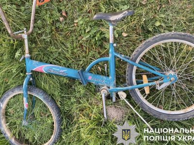 На Буковині авто збило 7-річного хлопчика, який раптово виїхав на дорогу велосипедом