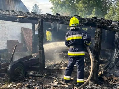 На Рівненщині рятувальники загасили пожежу в господарській будівлі
