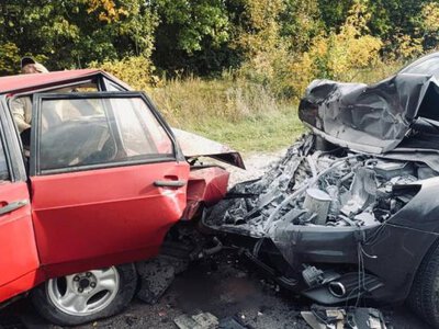 На Рівненщині водій ВАЗу виїхав на зустрічну та зіткнувся з Mercedes