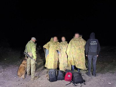 Люди-невидимки: як чоловіки у маскувальних плащах намагалися непомітно потрапити за кордон