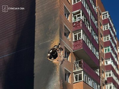 У Сумах росіяни вдарили дроном по багатоповерхівці, постраждали 16-річний хлопець і жінка