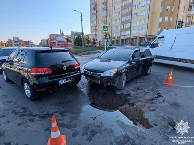 В Івано-Франківську 20-річний водій спричинив ДТП за участі трьох авто