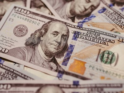 Долар повернувся нижче психологічної межі після активних продажів НБУ