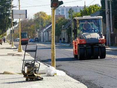 В Ужгороді тривають ремонти на вулиці Карпатської України та Шумній