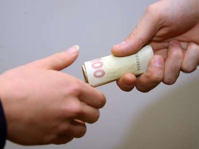 На Буковині освітянина оштрафували за постійні вимагання хабарів зі студентів